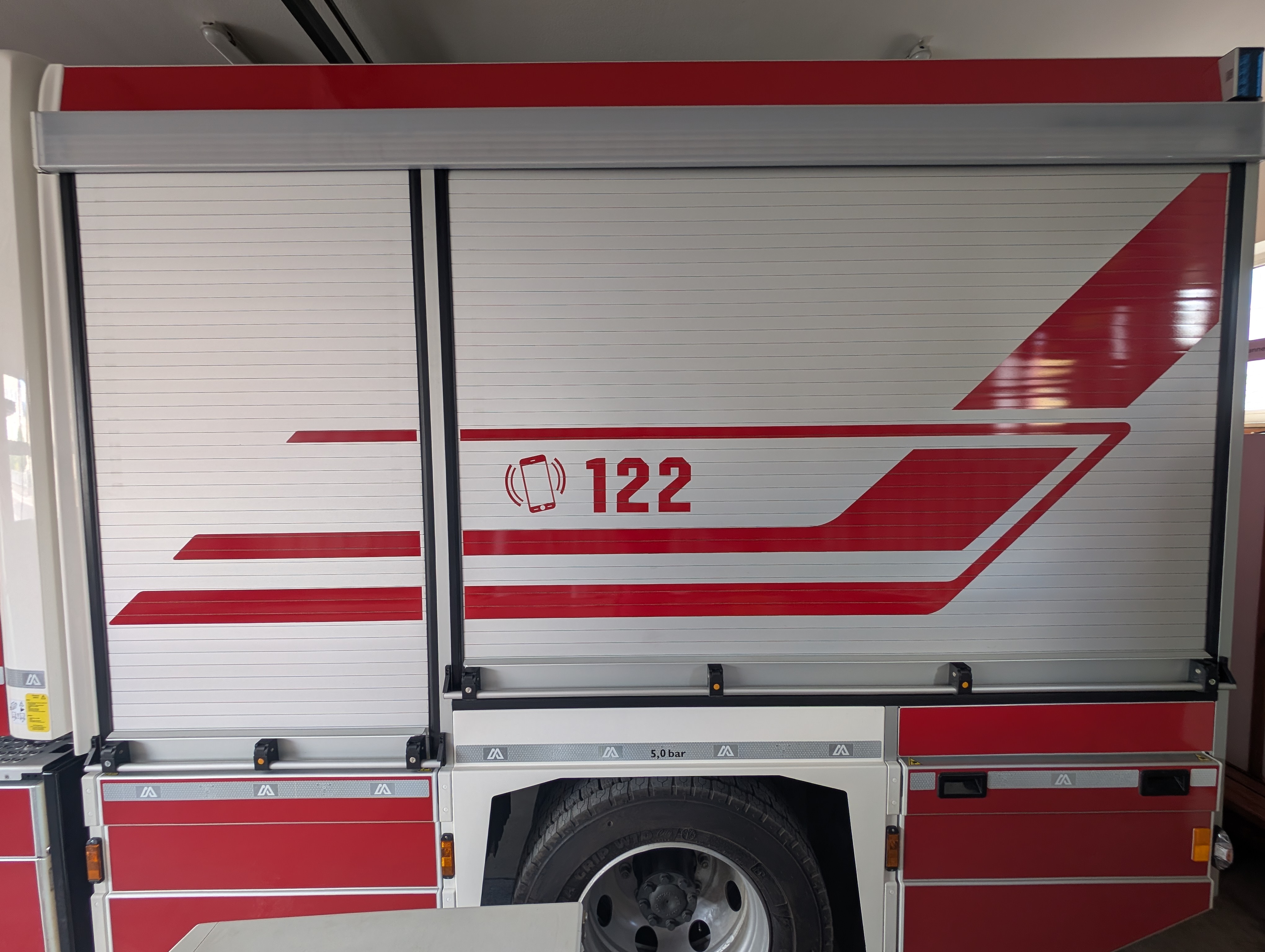 Geschlossene linke Seite des Feuerwehrfahrzeugs