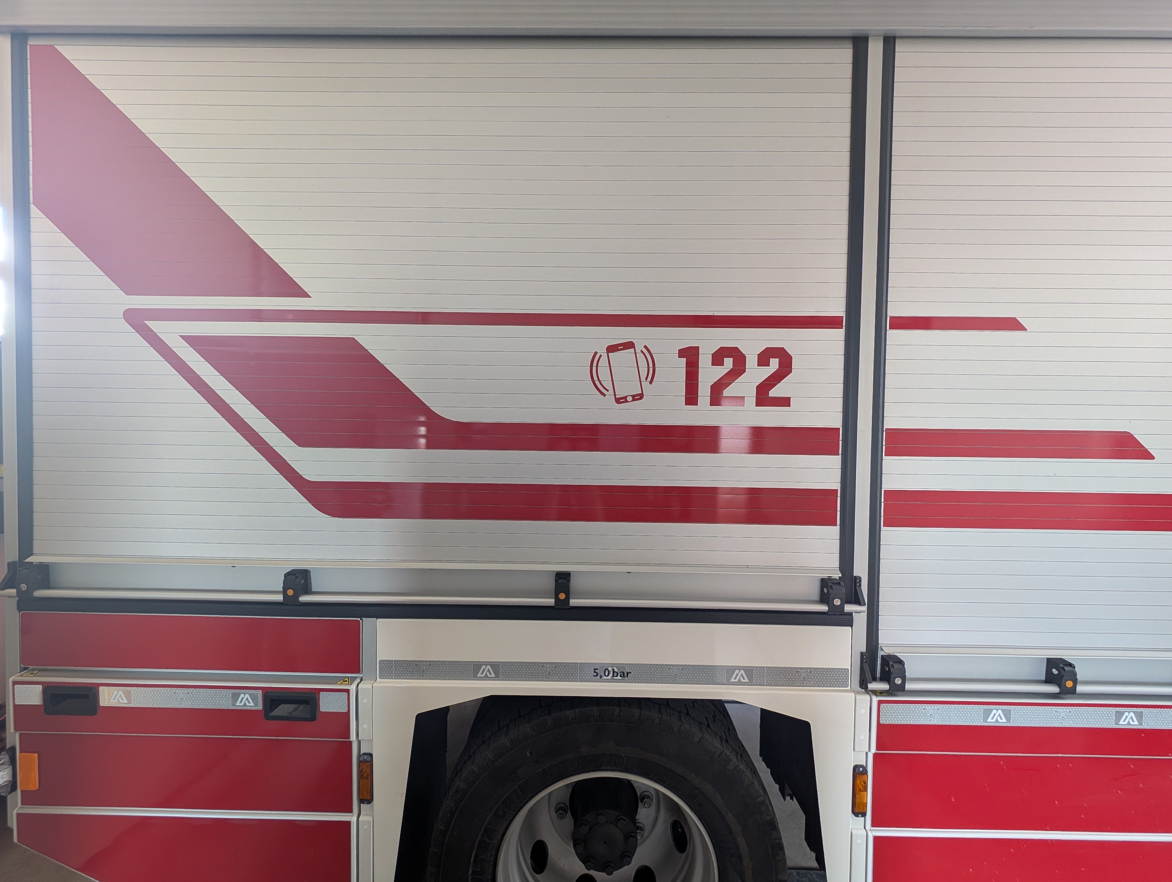 Geschlossene rechte Seite des Feuerwehrfahrzeugs